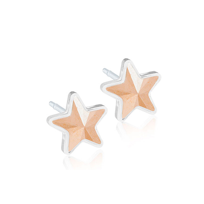 orecchini a forma di stelle color rosa antico della collezione Beta di Blomdahl