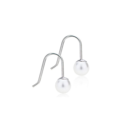 orecchini con mini pendenti bianchi con perle della collezione Diadema di Blomdahl