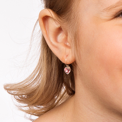 ragazza indossa orecchino con cuori pendenti rosa di Blomdahl